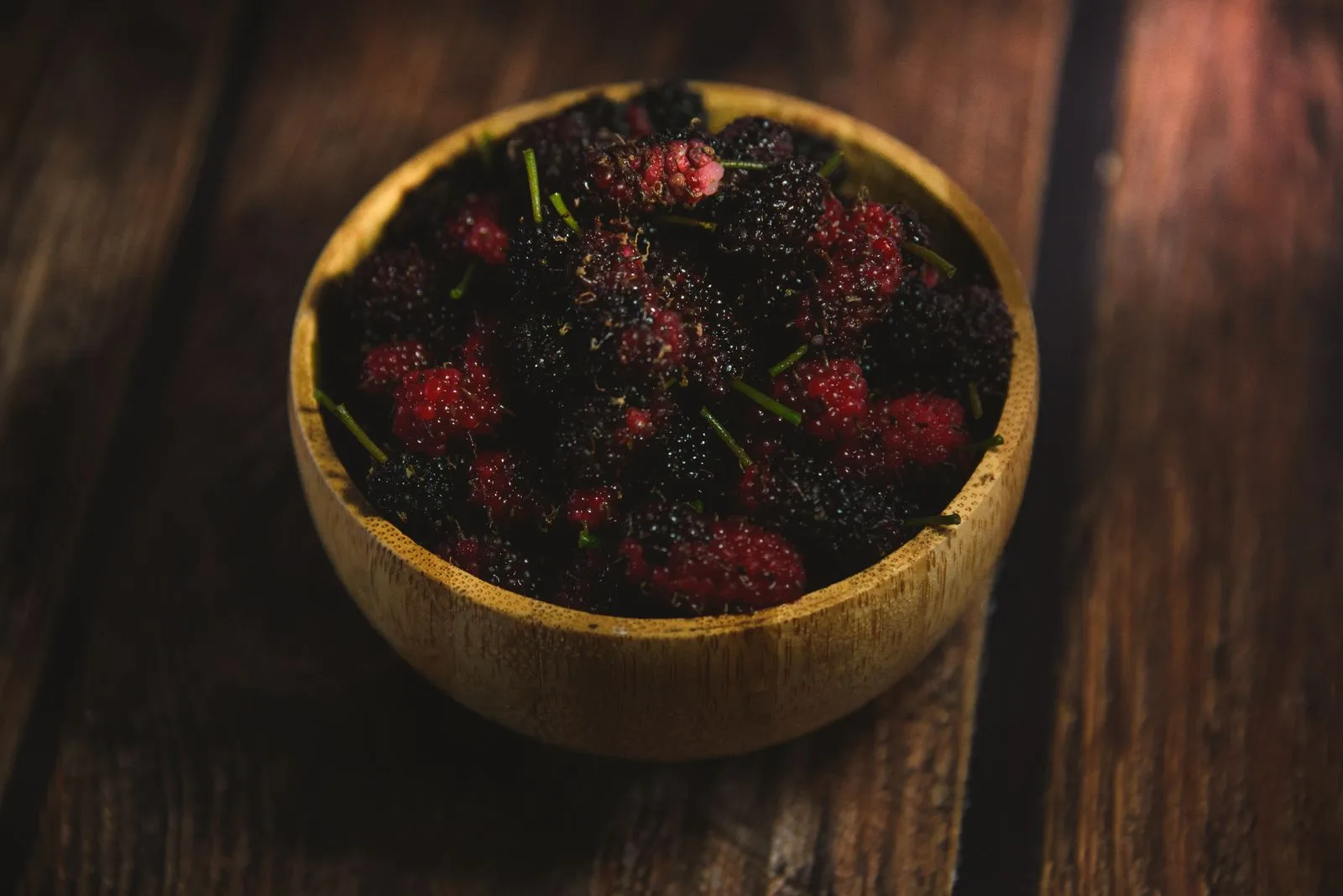 Fresh mulberries in a wooden bowl